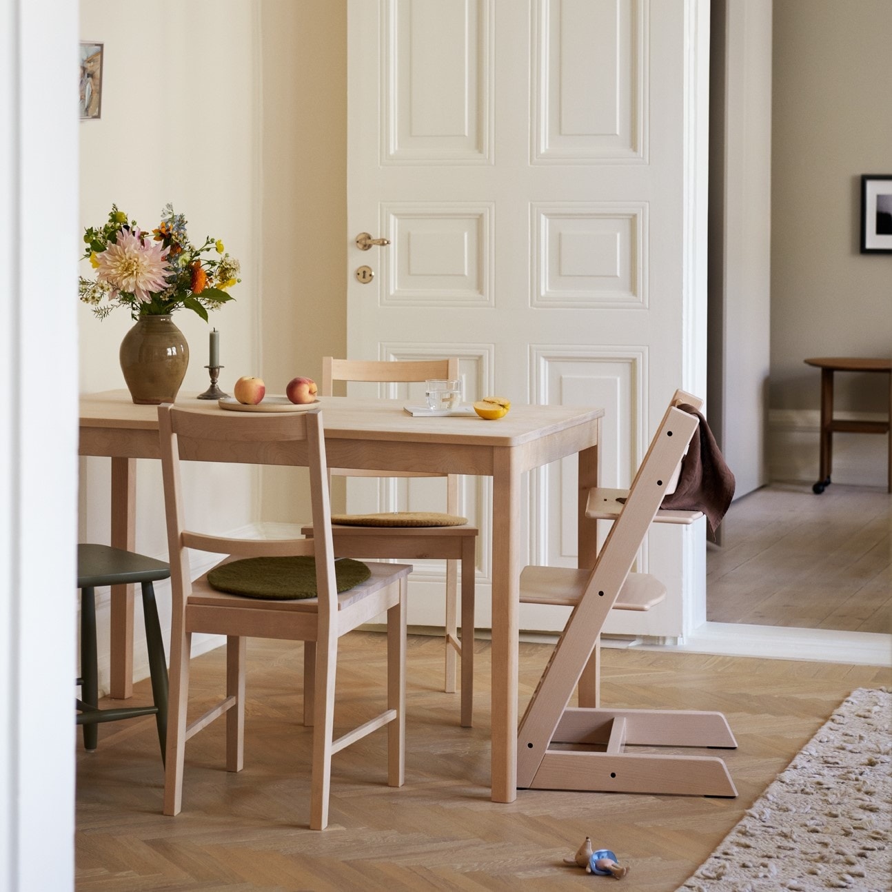 Matrum med bord och stolar från Norrgavel