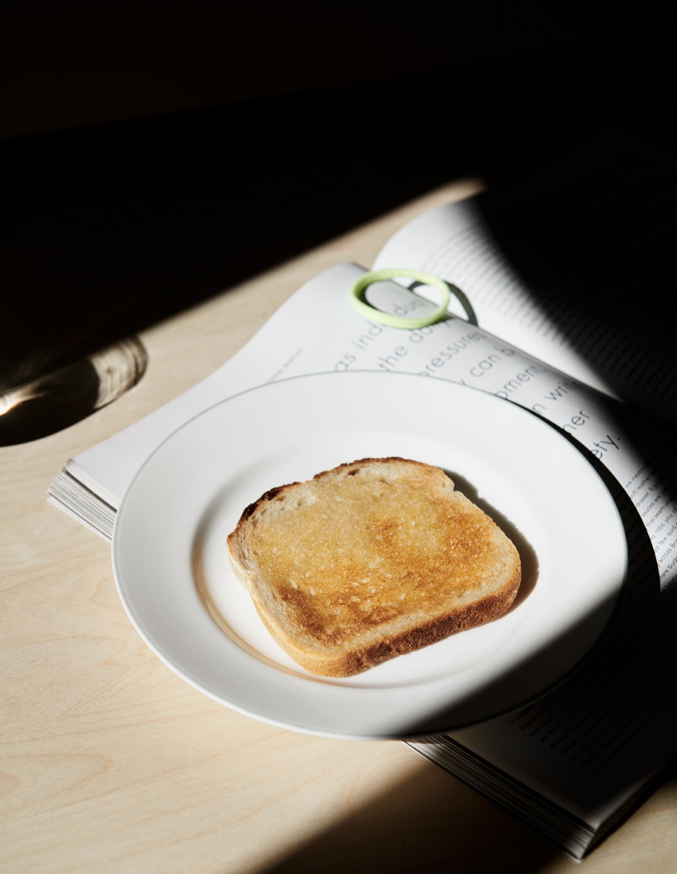 rostat bröd på en tallrik