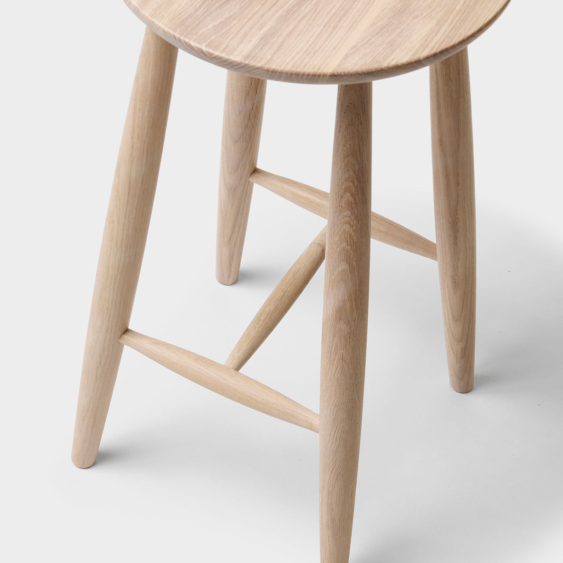 detalj på benen till Pinnpall rund hög i ek