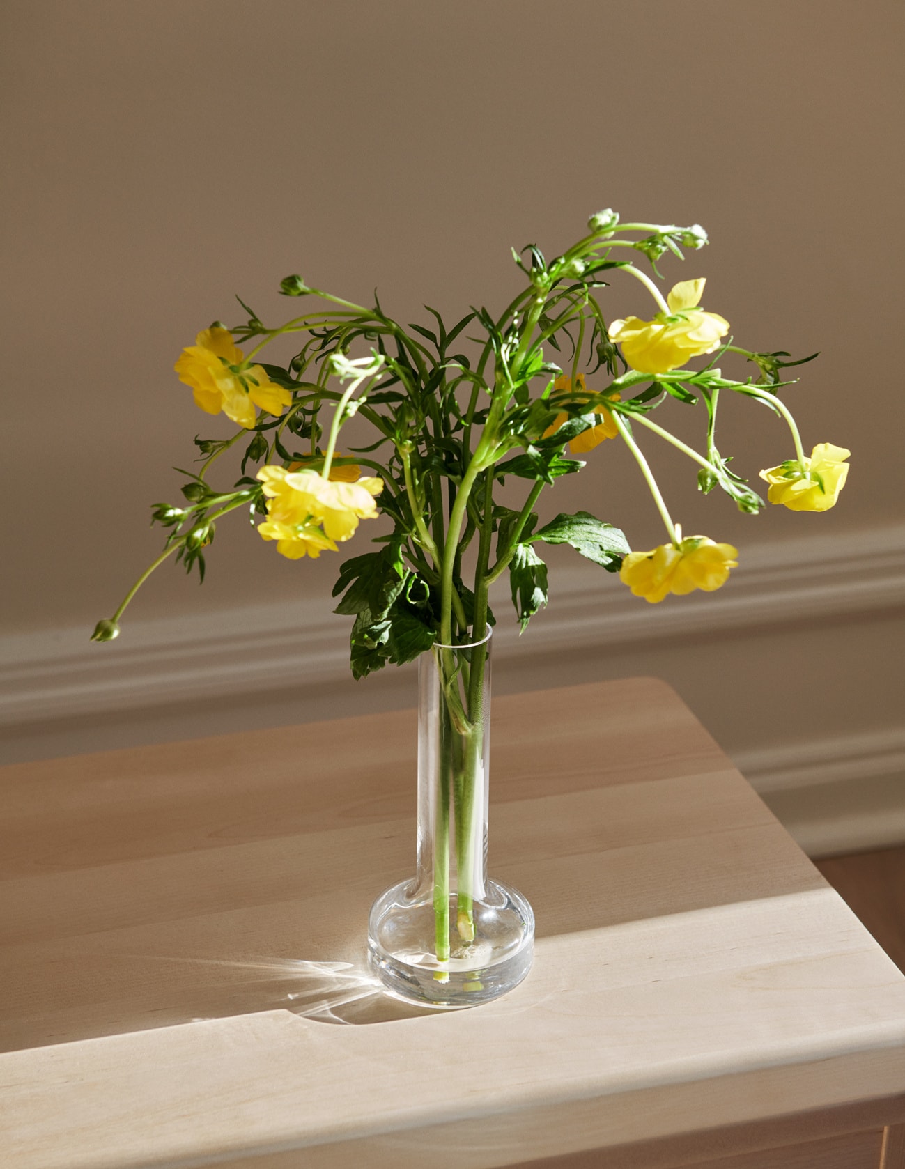 vas med gula blommor i