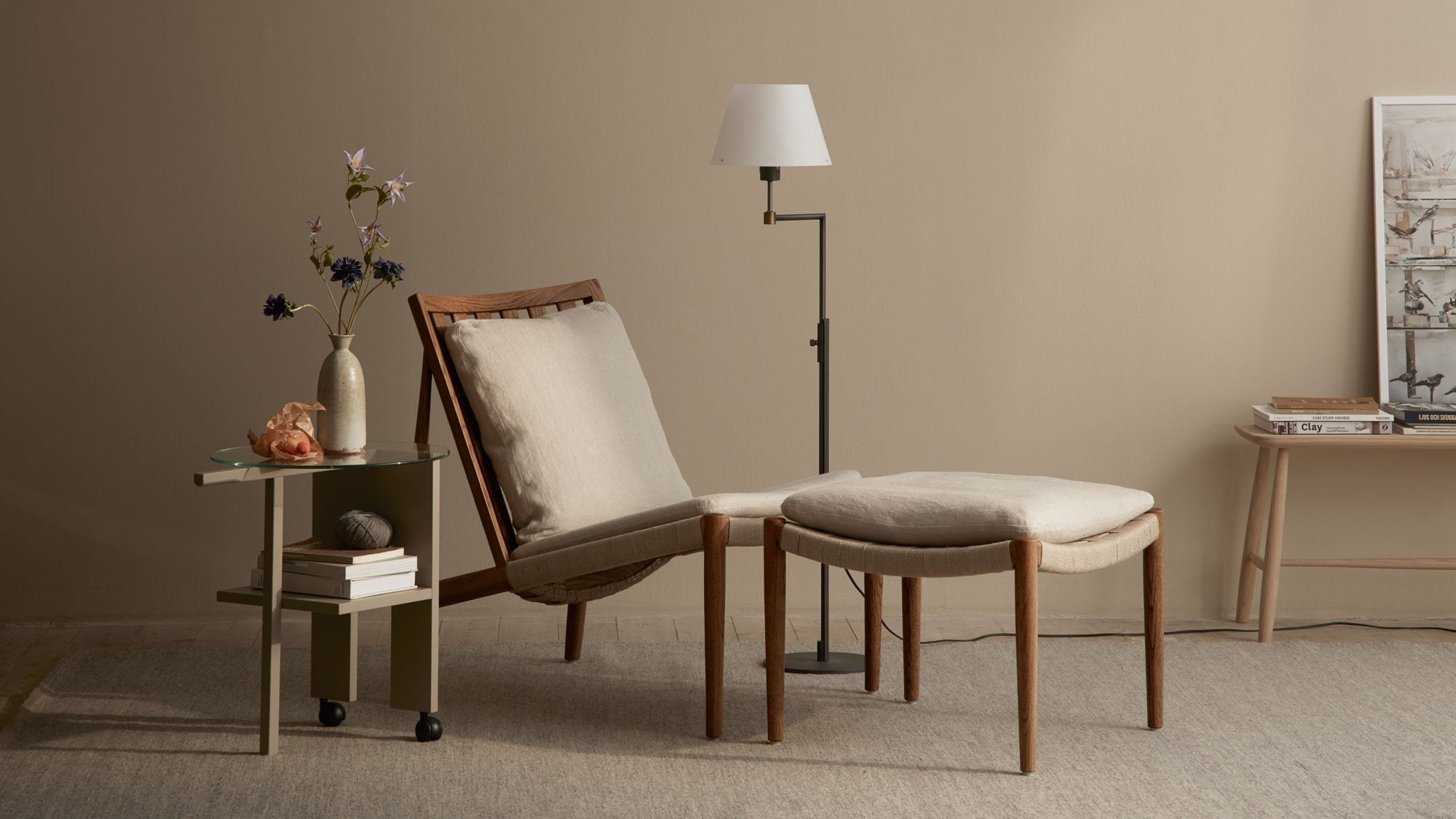 easy chair med fotpall och golvlampa