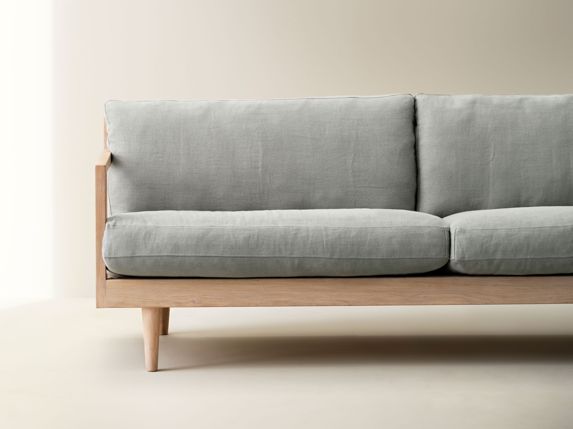 träsoffa rak med linneklädsel