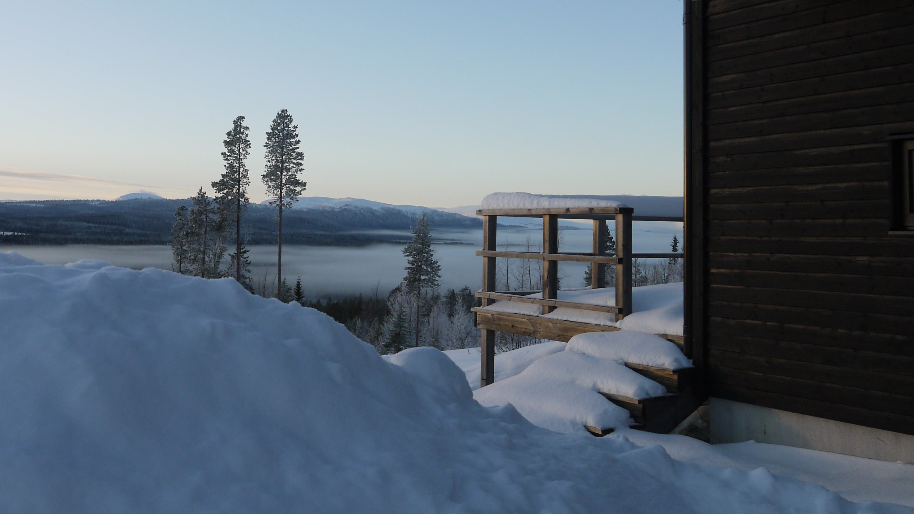 fjällstuga i vinterlandskap